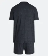Conjunto de pijama corto para hombre, confeccionado en tejido de media malla con efecto jaspeado. Incluye una remera de mangas cortas con cuello redondo y una bermuda con cintura elástica.
