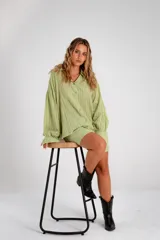 Conjunto de short y camisa color blanco.