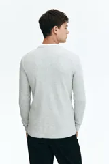 Remera de manga larga gris claro en tejido waffle de mezcla de algodón.