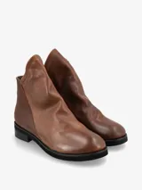 Botín negro de cuero italiano con diseño asimétrico y líneas modernas.