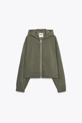 Cazadora bomber verde militar con capucha, cierre frontal con cremallera y bolsillos delanteros.