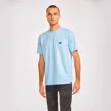 Remera celeste de algodón con bolsillo en el pecho izquierdo y logo de CAT bordado en negro. Corte clásico y mangas cortas.