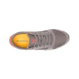 Zapatillas Caterpillar modelo Ventura, color gris con detalles en naranja. Capellada de gamuza recubierta de PU, forro de malla interior hecho con residuos industriales 100% reciclados, plantilla de espuma EVA suave que aporta comodidad duradera, forro de calcetín 100% reciclado de la industria posindustrial, suela de EVA ligera, construcción Strobel.