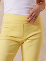 Bermuda color beige en gabardina elastizada, con pretina ancha elastizada, bolsillos simulados en la parte delantera y bolsillos aplicados en la parte trasera.