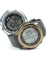 Reloj Mistral deportivo con correa de silicona negra y caja dorada. Pantalla digital con visualización de hora, fecha y cronómetro. Resistente al agua.