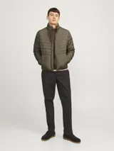 Campera puffer color verde militar, con cuello alto, cierre frontal con cremallera, bolsillos laterales y puños elásticos.