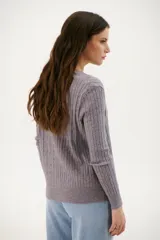 Sweater de punto color gris con escote en V y logo bordado en el pecho.