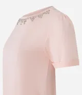 Blusa rosa de viscosa con cuello redondo, mangas cortas y detalles de strass en el cuello.