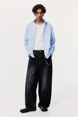 Pantalón de jean negro de corte holgado, con tiro bajo y pierna extra ancha.