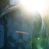 Cortaviento con estampado camuflado en tonos grises y negros, con cierre de cremallera frontal, capucha ajustable y bolsillo con cierre en el pecho.