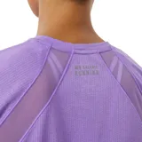 Remera deportiva New Balance de mujer, color lila, de manga corta y tejido de malla transpirable con tecnología NB ICEx de secado rápido.