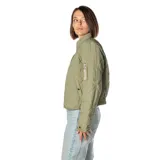 Campera corta verde militar con diseño acolchado, cuello redondo y cierre frontal.