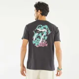 Camiseta gris oscuro de manga corta con estampado en la espalda del logo de la lengua de los Rolling Stones con diseño de palmeras en tonos turquesa y rosa.