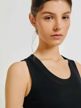 Musculosa ajustada color borgoña, con cuello redondo.