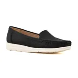Mocasines color camel con capellada perforada y suela blanca.