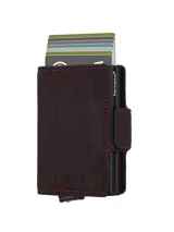 Billetera marrón de cuero con costuras rojas, con capacidad para 14 tarjetas y billetes. Cuenta con sistema de acceso rápido a las tarjetas.