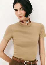 Blusa de manga corta color beige, de tejido acanalado y corte ajustado al cuerpo.