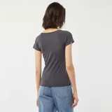 Remera gris de corte ajustado, con escote redondo pronunciado y mangas cortas.