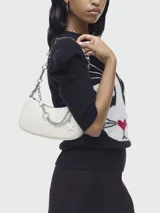 Bolso de hombro blanco de cuero sintético con cadena plateada y dije de estrella.