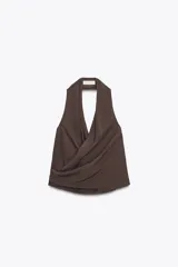 Top marrón sin mangas confeccionado en tejido fluido, con cuello halter y escote drapeado.