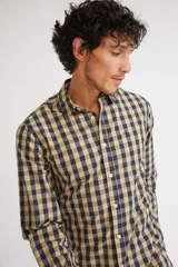 Camisa de hombre a cuadros color beige y azul marino, de corte slim fit, con mangas largas, cartera abotonada y logo bordado en el pecho. Confeccionada en algodón.