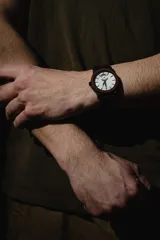 Reloj Chenaut Perle d’Ébène con caja de madera de sándalo rojo, esfera blanca perlada con manecillas azules y malla de madera de ébano.