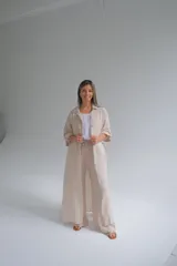 Camisola larga color beige confeccionada en lino italiano.