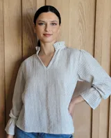 Blusa celeste con cuello mao y mangas abullonadas.