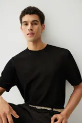 Remera negra de punto calado de algodón con cuello redondo, mangas cortas y corte estándar.