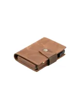 Billetera metálica color marrón claro, con tecnología de bloqueo RFID y botón de acceso rápido para tarjetas.