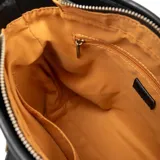 Bandolera negra de poliéster con diseño tejido formando rombos. Tiene acceso con cierre, correa regulable, herrajes color bronce, un compartimento principal, un bolsillo interno con cierre y otro abierto. El logo de XL Extra Large está al frente en símil cuero.