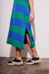 Vestido midi de tejido de punto con rayas horizontales azules y verdes, corte recto y mangas cortas.