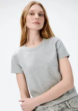 Camiseta de manga corta color terracota, con cuello redondo y corte ajustado.