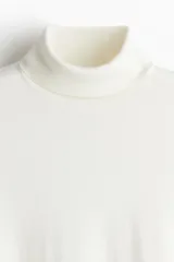 Polera blanca de punto fino, con cuello alto, mangas largas y corte ajustado.