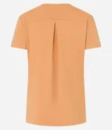 Remera deportiva blanca texturizada, con cuello redondo, manga corta, detalle reflectante y pliegue en la espalda.
