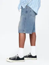 Bermuda de jean de hombre, color azul oscuro.