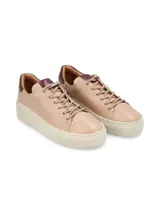 Sneaker Adelaida de cuero graneado color verde oliva, con cordones de algodón y suela elevada color crema.