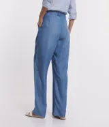 Pantalón pantalona de jean celeste, de corte ancho, con cintura media desplazada, pliegues delanteros y bolsillos.