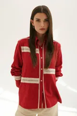 Camisa roja con detalles de encaje color crema en hombros, mangas y frente.