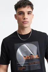 Remera celeste de manga corta con cuello redondo y estampado en el frente.