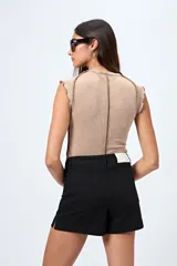 Short de jean color beige, con calce medio, bolsillos funcionales y tajos pequeños en el ruedo.