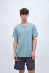 Remera negra de algodón, de corte recto y manga corta.