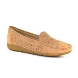 Mocasines negros de cuero sintético con perforaciones y detalle de lazo con ojales metálicos.