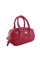 Cartera negra con correa larga regulable y desmontable, doble asa corta, cierre superior y logo de labios plateado. Interior forrado con bolsillos.