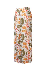 Pantalón largo de playa con estampado floral en tonos naranja, marrón y verde sobre fondo blanco. Confeccionado en tejido ligero y fluido.