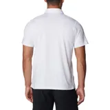 Polo de hombre Columbia Tech Trail, color blanco, de manga corta, con logo bordado en el pecho. Confeccionada en tejido hidroabsorbente Omni-Wick™ con elastano.
