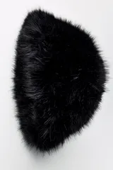 Gorro tipo casquete de pelo sintético color negro.