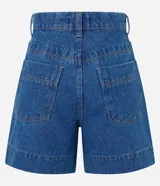 Short de jeans azul de tiro alto, corte comfy, con bolsillos laterales y cierre con botón y cremallera.