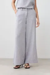 Pantalón ancho de lino color gris melange con tajos laterales.