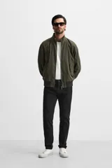 Pantalón chino azul marino, corte skinny fit, confeccionado en tejido de algodón con elasticidad. Cuenta con bolsillos frontales y traseros de vivo. Cierre frontal con cremallera y botón.